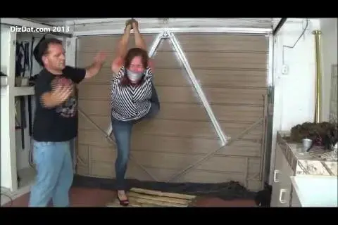 Riely Jane one leg strappado ough as nails, Riely Jane...dressed in top, jeans and heels and standing on a wooden pallet is put into a one leg strappado. Gagged with panties covered with tape. I step in and crush her elbows together before hoisting one leg high behind her ...toe tying it to her elbows.<br><br><span style='color:#b0b0b0;'>[隐藏文字，购买后可见]</span>