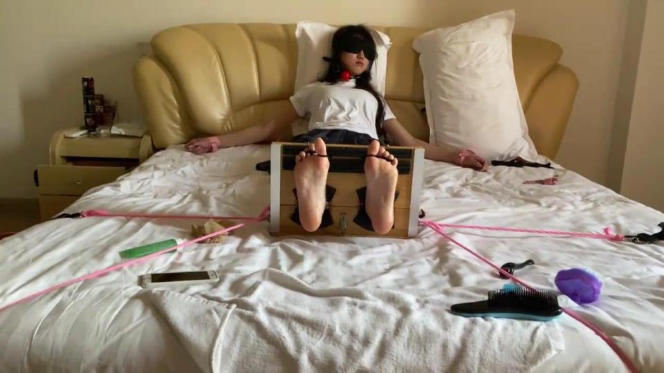 约现tk白衣少女足枷tk第一集 拥有漂亮脚的女模特双脚被固定在足枷上，毫无反抗之力的被任意挠脚心，奇痒难当<span style='color:#b0b0b0;'>[隐藏文字，购买后可见]</span>