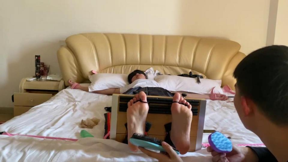 约现tk白衣少女足枷tk0427 拥有漂亮脚的女模特双脚被固定在足枷上，毫无反抗之力的被任意挠脚心，奇痒难当<span style='color:#b0b0b0;'>[隐藏文字，购买后可见]</span>