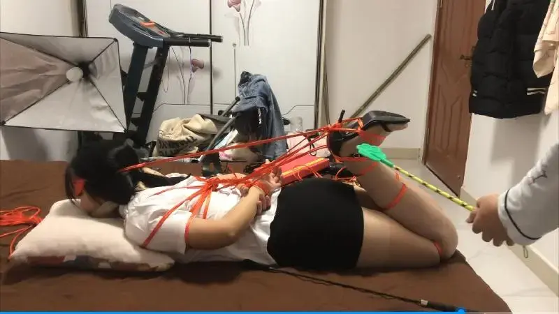 红绳驷马  凉鞋肉丝   丝袜勒嘴   白衬衫短裙肉丝 凉鞋红绳驷马放置，这期视频是继拍完客户定拍内容后（背景有点乱），又突然想玩一下红绳，M也是配合,M也是很少穿凉鞋拍，红绳束缚这红绳吃肉，很有感觉<br>绑上去一会儿手就麻了，一根红绳连接脚和头，强行翘起，期间拿出口球，不愿意带，见换成了丝袜勒嘴，挠大腿、玩脚心后期有点不配合,解付过程中每有点受不了，要求自己解开，勒嘴的丝袜也是自己取下<br>招兼职女绳模，欢迎定拍交流 qq 1547839110<br>另外山东潍坊地区招收兼职女绳模，女M 同好 素质交流，可接受双向网调<br>出售原味衣物