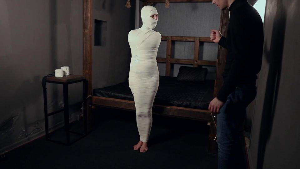 Mummification with bandage and foot tickling with Bramble Drake has many bandage tape to play with Bramble. He tightly mummified her. The trick with this bandage- it goes tighter with time. So we can see at the start Bramble is pretty energy, Drake ask her to move and jump on her tiptoes, but after Drake tickles her feet and to the end of video Bramble is completely tired, it's hard to breath to her.<br><span style='color:#b0b0b0;'>[隐藏文字，购买后可见]</span>