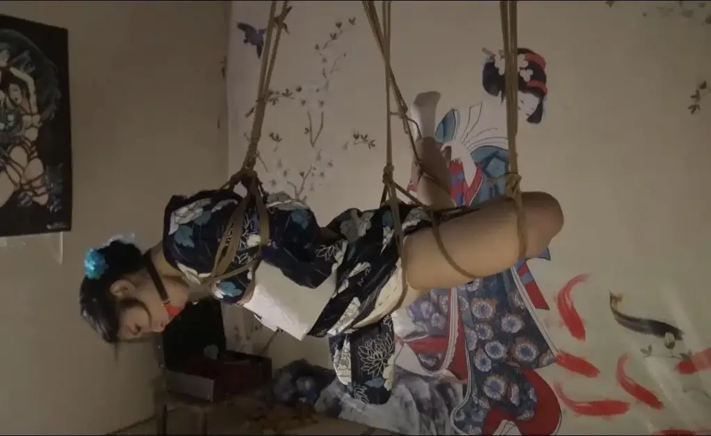倩倩吊缚  三 现在来组和服捆绑吊的，喜欢就联系我们定拍 QQ342642509