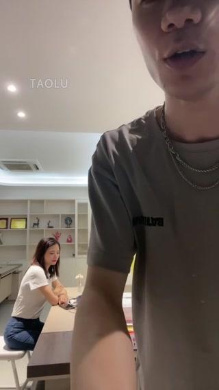 【狗哥M】素人剧情场：黑心老板惨遭毒打 【狗哥M】素人剧情场：黑心老板惨遭毒打<br>原创作者：套路直播<br>购买链接：<span style='color:#b0b0b0;'>[隐藏文字，购买后可见]</span>