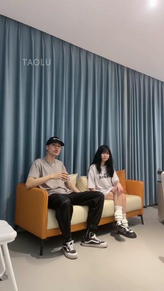 【狗哥M】素人剧情场：好色快递小哥的噩梦 【狗哥M】素人剧情场：好色快递小哥的噩梦<br>快递小哥送货上门<br>见到漂亮女生一个人在公司<br>于是起了色心想非礼女生<br>没想到这小女生竞然是跆拳道黑带<br>偷鸡不成蚀把米直接被当场制服<br>最后沦落到了如此下场<br>告诚所有男性别打女生的坏主意<br>否则下一个被收拾的就是你<br>原创作者：套路直播<br>购买链接：<span style='color:#b0b0b0;'>[隐藏文字，购买后可见]</span>