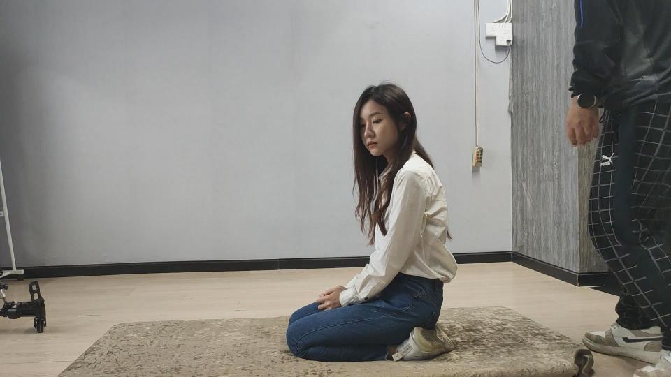 笑容甜美的妹子，柔韧性是真的棒，跪趴在地上捆起来，这次让她尝试一下紧缚的感觉。 笑容甜美的妹子，柔韧性是真的棒，跪趴在地上捆起来，这次让她尝试一下紧缚的感觉。