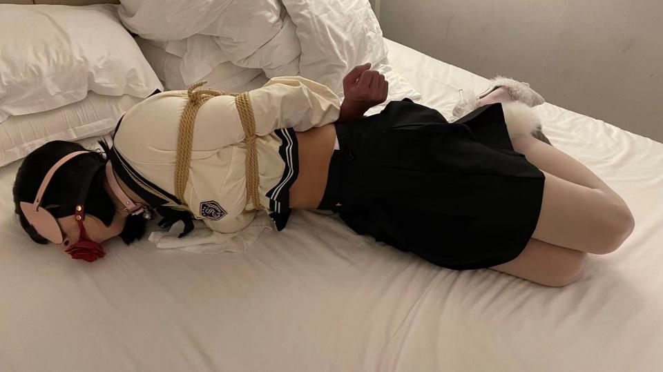 【JL-1】我和白丝伪娘的初体验，全程听着白丝伪娘的喘气和呻吟声，会让人欲罢不能，血脉喷张。 白丝伪娘先后穿着两套JK，戴着玫瑰花口球，穿着白色高跟鞋进行榨汁小游戏和电击训练。刚开始先用日式和驷马捆绑起来，前面贴着仙女棒，并进行前后刺激。之后再用16米长的绳子绑了双层龟甲缚之后，外面再绑了一个日式，M字腿并强制开腿用仙女棒和训练器给小伪娘榨汁，并开着郊狼一起刺激。最后看着白丝伪娘受到郊狼的刺激洗礼，看着白丝伪娘挣扎的样子，听着她的呻吟声和喘气声，当电击强度慢慢的加大，呻吟的程度也慢慢变大，白丝伪娘还嘴硬说简简单单，那只能电击加大咯！<span style='color:#b0b0b0;'>[隐藏文字，购买后可见]</span>