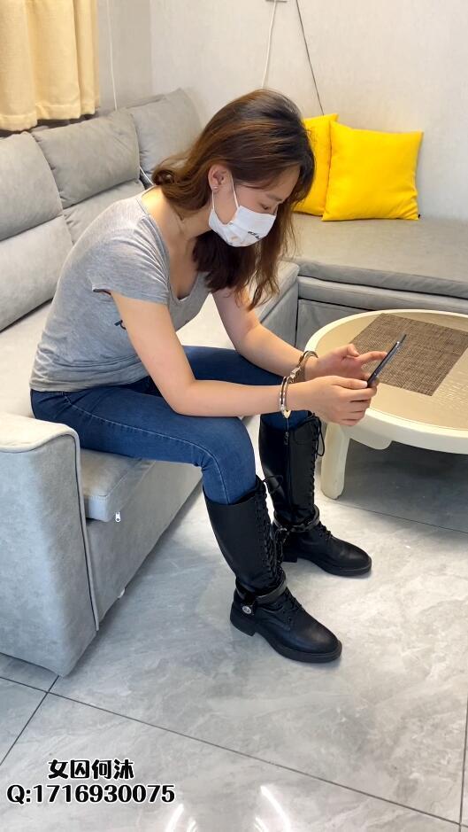 何沐原创 何沐戴镣铐直播聊天 这是我定拍过的一个小姐姐叫何沐，帮她打打广告，这个是她戴着手铐脚镣在聊天软件上找人随机视频聊天，有想定拍约拍或者买更多视频的加qq1716930075或副:3585260574