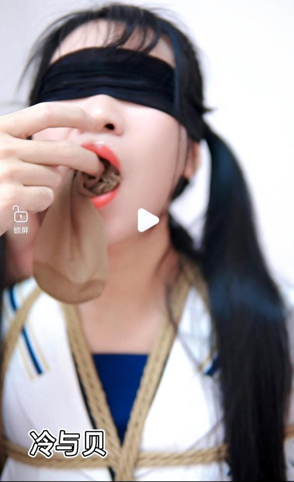 【冷与贝094】jk制服少女捆绑，丝袜堵嘴+丝巾勒嘴+蒙面紧缚 下载后解压，解压密码leng解压后改后缀为.mp4<br>定拍视频，第一部分是jk套装站立状态下捆绑上半身，然后脱掉裙子捆股绳，捆完以后特写塞丝袜进嘴里，外面勒一条打结的白色丝巾，然后再蒙一层白色丝巾。<br>第二部分是坐在沙发上，捆折腿缚形成m开腿后，再堵一次嘴【特写镜头】<br>接定拍q379989669价格优惠，闲聊勿扰。