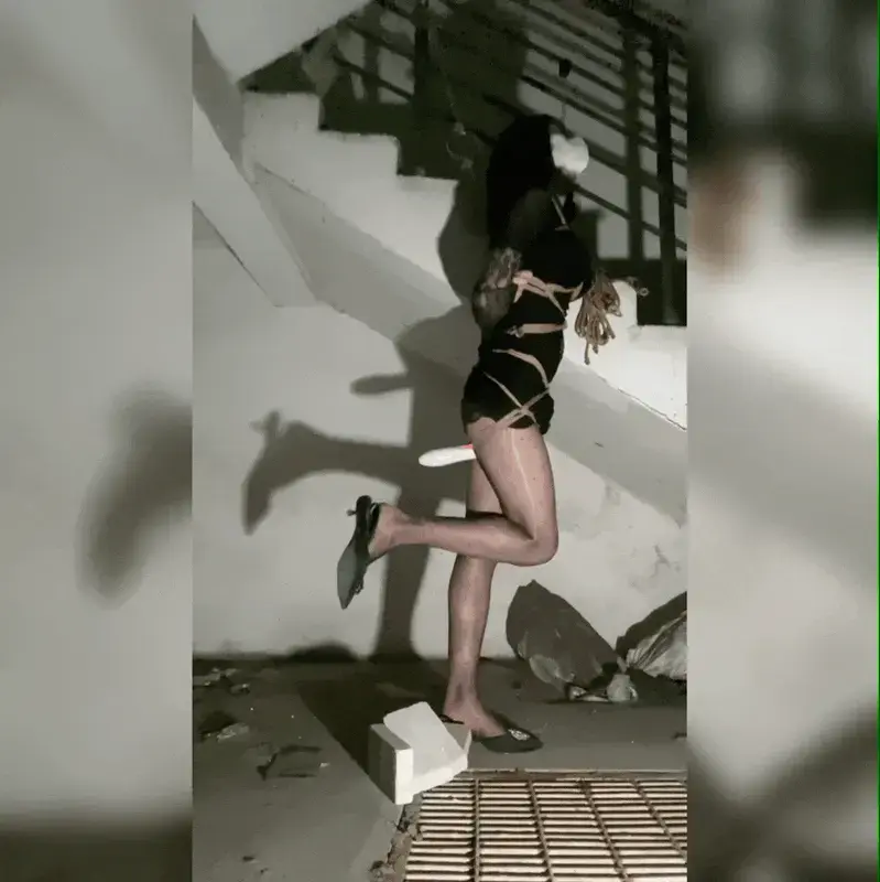 [ropechacha茶茶]黑丝ol的强制地牢囚禁【不要在线解压，下载后直接修改文件后缀.mp4】【波点丝袜】【监禁】【地下室】 茶茶下班回家的路上突然被人从身后蒙住眼睛，一只大手带着块半湿又有点臭味的手帕堵住了茶茶的口鼻，想卖力的大声呼叫却又吸入了更多怪味，慢慢地四肢瘫软了下来，那双大手从身后抱住了茶茶，往一边拖去，一边拖着另一只手开始往茶茶的衣服里面伸进去。。。想抵抗四肢也不听使唤，渐渐的眼前一片漆黑。。。等茶茶再次醒来，发现自己在一个破旧的牢房里，身体被紧紧捆住，接下来等待茶茶的又是什么呢？<br><br>欢迎大家加茶茶的q，有什么好的定拍创意快快发给我，欢迎来撩～qq购买后可见，不闲聊谢谢欢迎大家加茶茶的q，有什么好的定拍创意快快发给我，欢迎来撩～qq购买后可见<span style='color:#b0b0b0;'>[隐藏文字，购买后可见]</span>