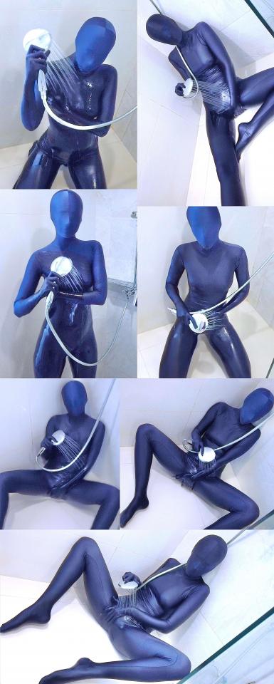 [W’sH]——Natasha女神——深蓝zentai——浴室花洒喷水湿身自嗨记 娜塔莎女神在浴室里，用花洒喷湿了身上的zentai。<br>被水湿透的zentai变得更紧致，凉凉的贴在身上。<br>她抚摸着自己的身体，忍不住把手伸向了比比，开始轻轻地揉搓起来……<br><br><br><br><br><br>注：<br>头像下面点点关注，可及时接收“wrapa’s house”新发布原创片的站内提醒，永远不迷路。<br><br>注：<br>W’sH 工作室<br>专注于zentai、紧身衣、spandex、丝滑光泽衣物、乳胶、睡袋、捆绑、锁链……等一系列恋物拍摄。<br>清一色欧美模特，高颜值，好身材。<br>单女、女女、三女应有尽有，各种玩法层出不穷。<br>拍摄手法极具艺术性，作品极具收藏价值。<br><br>注：<br>已取得W’sH工作室的代发授权，并已提交给管理员。<br><br>注：<br>价格我已协调W’sH，给中国的粉丝们争取了能够接受的价格。<br>若是还觉得贵，请自行参考C4S上的价格。<br><br>注：<br>不接受定拍。<br>可私信提出建议，我会帮助转达。