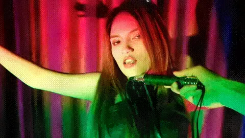 外籍女孩洋洋吊起双手跳舞 外籍女孩洋洋吊起双手捆绑着双腿偏偏起舞，真是个性感的女孩，就连鞭打叫声都很销魂。视频解压密码：chuxin    -           -<br>一绳所爱绳艺体验店面向全国爱好者开放，本店提供绳艺捆绑模特服务、体验女绳师捆绑服务、体验长时间囚禁服务、绳艺教学培训、绳艺交流会、场地出租、专业麻绳销售，原创视频套图销售、作品私人定制、模特原味丝袜出售等，另外本店招募同好合作伙伴。微信：351552501初心