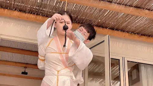 （xiao素素）：a22.4.29xss小夫妻海边民宿玩KB xiao素素）：a22.4.29xss小夫妻海边民宿玩KB<br>      小夫妻海边民宿玩KB，老婆被吊在屋檐下，<br>     用最大号的球堵嘴，弄得嘴口水直流，老公还让她原地转圈。<br>       <br>解压密码： whwdzgwajjxss123  解压后把MP3改为rar，再解一次<br>业务范围：专属订拍 一对一视频网调 全国飞现实验<br>联系方式：1487615606 3147195239