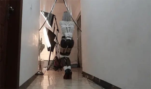 【面具男】超美伪娘制服jiojio，遇到劫匪的严密捆绑该如何逃脱呢？而且是手里还有GUN的土匪。脚上的高跟鞋和体内的震玩具，还有将近100米勒到肉里的绳子，居然还差点就能逃脱了，但是还是逃不过被榨干的 1先是发现自己被像石头一样坚硬的绳子紧缚，在惊恐中坐了起来，好像碰到了什么开关似的，体内的那个玩具突然嗡嗡作响，腰都快软了。<br>2满地的玻璃渣看来就是为了防止逃跑布置的，所以只能穿着高跟鞋跳啊跳，忍着被拘束和震震的[X_X]，终于是到了门口，开了第一扇门，发现只是房间，到了客厅原来是个调教室！快跑！然后飞快地跳到门口，正要打开门，发现枪口已经怼在了太阳穴上，玩具好像也被开到了更大，接着只能停劫匪的话了，乖乖地跳到调教室。<br>3接着几乎被绳子勒晕了紧缚在架子上，不仅5个震蛋紧贴这敏感的前面，居然还要用震棒，啊啊~然后就什么也不记得了。<br>4然后发现自己双腿交叉，很艰难地站了起来，双手被高高吊在身后，完全无法挣开，脚好痛....接着又是震震地狱.....再也不敢逃了....<br><br>S的QQ1557709549 M的qq395444694<br>诚招能来北海天津或者方便我过去的绳模，女M CD都可以，男M等都也可以约玩体验。吊架等基本道具都有.<br>每一张截图都是动图可以慢慢看<br>网盘下载解压后在本地只要点击文件的重命名然后加上.mp4<br>