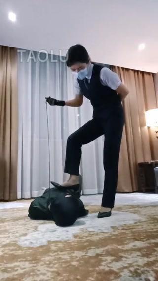 【芒果S】TJ掐的很开心 【芒果S】TJ掐的很开心，银行小姐姐下班后穿制服调教好久没来的狗，使劲掐，使劲虐，闻舔上了一天班的丝袜脚<br>原创作者：套路直播<br>购买链接：<span style='color:#b0b0b0;'>[隐藏文字，购买后可见]</span>