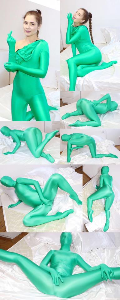 [W’sH]——Mary——荧光绿zentai——床上自嗨一字马赛高记 玛丽穿上了她的荧光绿色zentai。<br>然后她在床上搔首弄姿，抚摸着自己被zentai包裹着的身体，是那样的丝滑。<br>然后她忍不住大秀一字马，接着开始自嗨，用手隔着zentai揉动着小比比。<br>她嗨起来之后，竟然还劈着一字马自嗨！！！<br>有zentai恋物的加持，她不一会就赛高了，zentai裆部都湿了一片。<br>紧接着她翻了个身侧躺着，满足的进入了梦乡。<br><br><br><br><br><br>注：<br>头像下面点点关注，可及时接收“wrapa’s house”新发布原创片的站内提醒，永远不迷路。<br><br>注：<br>W’sH 工作室<br>专注于zentai、紧身衣、spandex、丝滑光泽衣物、乳胶、睡袋、捆绑、锁链……等一系列恋物拍摄。<br>清一色欧美模特，高颜值，好身材。<br>单女、女女、三女应有尽有，各种玩法层出不穷。<br>拍摄手法极具艺术性，作品极具收藏价值。<br><br>注：<br>已取得W’sH工作室的代发授权，并已提交给管理员。<br><br>注：<br>价格我已协调W’sH，给中国的粉丝们争取了能够接受的价格。<br>若是还觉得贵，请自行参考C4S上的价格。<br><br>注：<br>不接受定拍。<br>可私信提出建议，我会帮助转达。