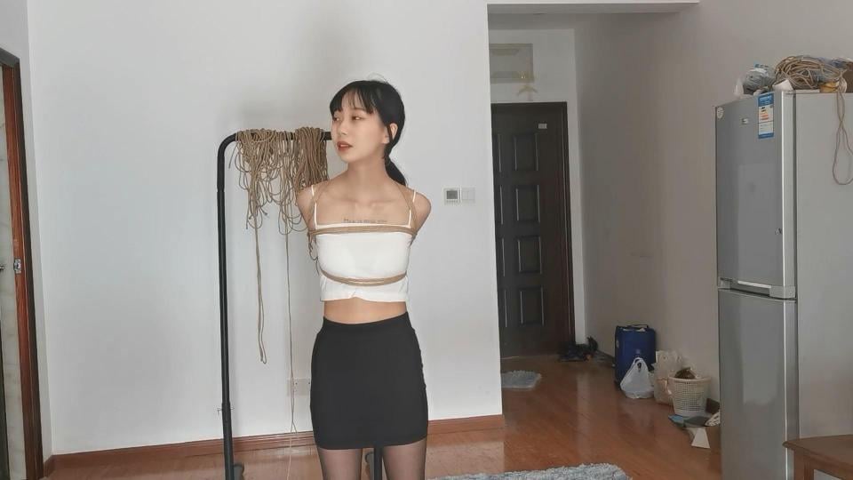 奥特曼定拍：宝妹直臂驷马放置90分钟 大小：2.9GB<br>时长：84分钟<br>解压密码：123456，请勿在线解压<br>原创工作室：奥特曼工作室<br>宝妹不仅身材好，柔韧性和耐力都很不错，十分耐绑。这次把她极限直臂驷马紧缚放置起来，双手都用丝袜包裹用胶带缠紧，带上马具口球再用绳子向后拉起来，没有一点挣脱的空间。宝妹就这样保持一个难受的姿势一个人在房间里挣扎，但是这次要90分钟之后才会有人回来救她哦。