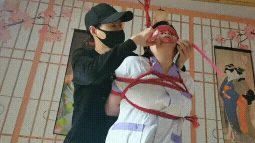姜晓岚护士装单腿悬吊调教 姜小岚高跟鞋穿上护士装真的很像一名在职护士，接下来就把我们的护士小姐姐紧紧绑起来，吊起一条腿看起来楚楚可怜，蒙眼堵嘴折磨调教。视频解压密码：chuxin    -        -<br>一绳所爱绳艺体验店面向全国爱好者开放，本店提供绳艺捆绑模特服务、体验女绳师捆绑服务、体验长时间囚禁服务、绳艺教学培训、绳艺交流会、场地出租、专业麻绳销售，原创视频套图销售、作品私人定制、模特原味丝袜出售等，另外本店招募同好合作伙伴。微信：351552501初心
