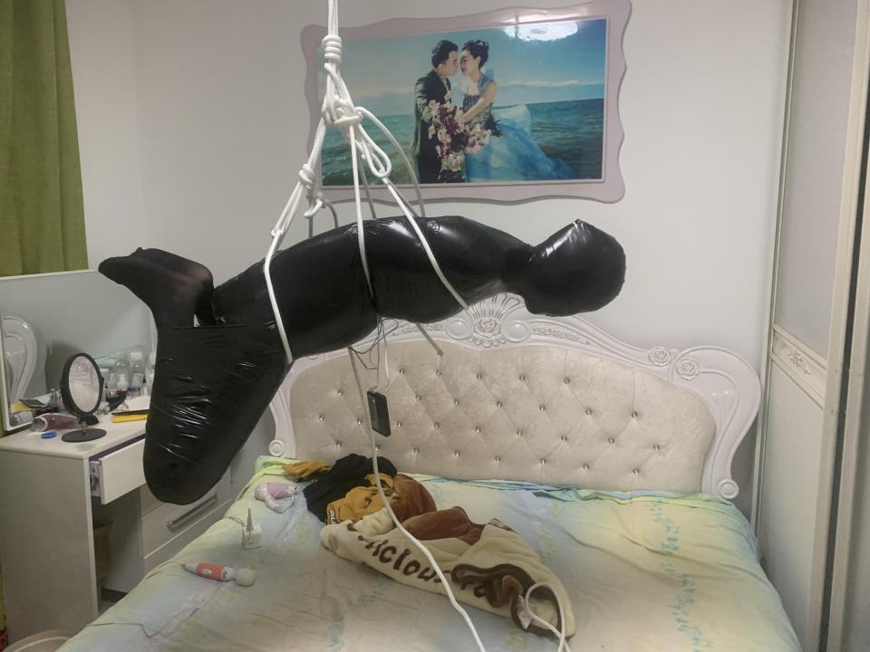 黑色木乃伊吊玩 这次因为准备不是很充分吊，包好之后才吊起来一个人有点不好吊，老婆有点不好受，但还是被吊起来被我玩