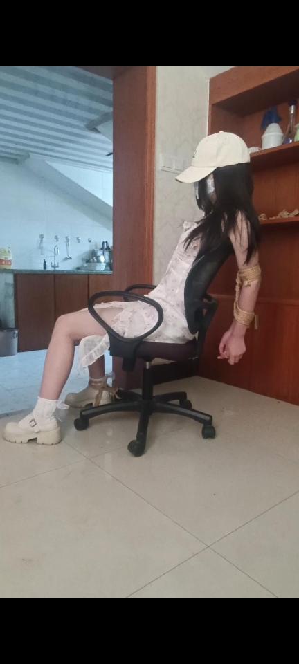 舞蹈生女孩捆绑初体验 第一次拍摄，有许多问题，望见谅和支持，谢谢！！！<br>学舞蹈的女孩，身高164，体重94，也是第一次了解绳艺，在试了试她的韧性后果断给她绑了一个最紧的欧式并肘直臂，感觉还不够，于是又把她的小胳膊吊了起来，疯狂折磨绑了接近40分钟，女孩最后哭了才解开，最后小胳膊都有点发紫了，定拍QQ3326391067