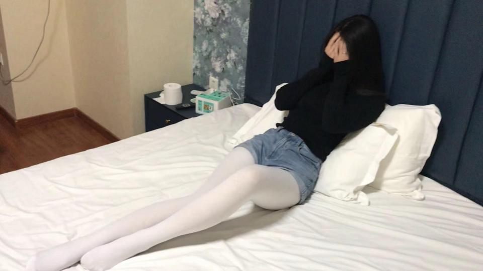 【高校联盟】只做最纯粹的大学生      99年研究生小周------177的身高，满屏的大长腿，白丝脚福利！捆绑蒙眼真实挣扎少量TK，初次体验，待开发 【高校联盟】只做最纯粹的大学生-----------99年研究生小周<br>177的身高，满屏的大长腿，本人也不是很会绳艺，只是为了体现最真实的挣扎，女生初次体验的羞涩，不敢发出声音。<br>白丝大长腿，小猫性格，简直不要太刺激，因初次体验所以无太多劲爆内容，但是挣扎的非常真实，大量白丝内容。一切待开发，希望各位同好多多支持，这样才会开发到最完美的程度。<br>希望大家有什么意见建议和希望请在视频下留言或站内私信，我会尽力考虑达到大家的需求。网盘链接直接下载加密码解压即可。<br>【高校联盟】只做最真实的大学生<span style='color:#b0b0b0;'>[隐藏文字，购买后可见]</span>