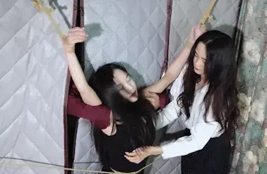 【樱束原创】《面试闯关第一关耐痒度》新人首发！小玉来工作室面试雪妮作为面试官给她设了三个闯关项目闯过才能录用！由我们的两个测评师在隐形门进行第一关全身疯狂TK耐痒度测试评闯关 工作室推出众筹定拍系列片：思路 内容 剧情 服装均由参与众筹的小伙伴安排，工作室负责拍摄，凡参与众筹的小伙伴可以加入众筹临时讨论群：209976701（限参与本期众筹的小伙伴申请）<br>众筹金额无大小区分，提供的任何素材内容都会认真考虑采纳，众筹目的为了让小伙伴用最少的代价看到自己喜欢看的内容。（详情请咨询客服QQ2156176672或移步众筹区查看）<br><br>剧情简介：<br>新人小玉首片！小玉来工作室面试雪妮作为面试官给她设了三个闯关项目闯过才能录用！在我们的隐形门进行第一关耐痒度测试！由我们的两个测评师进行全身疯狂TK测评！看她能否闯过我们的第一关测试成为我们工作室的一员呢？大家期待吧！我们的测评师可是不会手软的哦！中间雪妮面试官还给她加了口球加大了测试难度！<br><br><br>樱束服务内容：私人订制剧情 专属剧情订拍 现实约拍 全国飞业务 统一解压密码：ysyc6672或qq2156176672<br>樱束联系方式：QQ2156176672 VIP专属客服微信号：yingshu-you（VIP专属客服微信，终年无休）<br><br>视频格式：MP4<br>分辨率：1080P<br>时长：47分钟<br>大小：2.1G