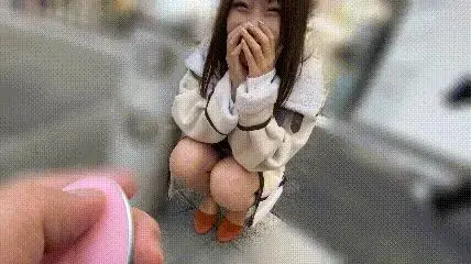 まおちゃん <span style='color:#b0b0b0;'>[隐藏文字，购买后可见]</span><br>#リモコンバイブ散歩#渋○#駐車場絶頂#セン○ー街#街中絶頂13回#羞恥プレイw#ビクビク#見られる興奮#発情中出しSEX初めてのリモコンバイブ散歩でビクビク感じちゃったまおちゃん//人ごみの中、恥ずかしがりながらピクピクってこっそり絶頂ww「だめ…早くスイッチ止めて…イクっ」素直な身体のまおちゃんはどこでもイッちゃう(笑)駐車場で大胆開脚パンツ丸見えでイキまくってます(^^;)「ああん…イクのが止まんない///」羞恥プレイでスケベになりすぎちゃって…男の子を誘惑…中出しSEXまで発展//