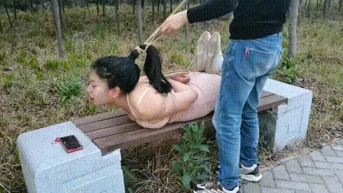 最粗糙的麻绳户外玩绳艺捆绑 丰满的女孩颜颜，很喜欢绳艺捆绑，也很喜欢绑的紧紧的，更喜欢很刺激的，比如户外，今天她选择的是很粗糙没有处理过的原麻绳，结结实实绑了个五花紧缚，驷马，直臂等。视频解压密码：chuxin   -   -<br> 一绳所爱绳艺体验店面向全国爱好者开放，本店提供绳艺捆绑模特服务、体验女绳师捆绑服务、体验长时间囚禁服务、绳艺教学培训、绳艺交流会、场地出租、专业麻绳销售，原创视频套图销售、作品私人定制、模特原味丝袜出售等，另外本店招募同好合作伙伴。微信：351552501初心