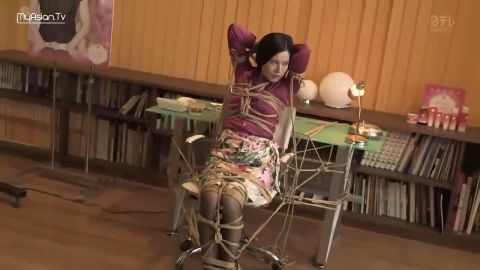 トクボウ 警察庁特殊防犯課（神剧）第3集 PS：本剧讲述的是对法律无法制裁的坏人可以进行绳缚制裁的特殊部门防犯課， 一本正经的查案惩治坏人却玩着羞耻捆绑PLay 几乎每集都有捆绑（也就日剧能有这种奇葩了） 捆男的放金币区 捆女的放钻石区 就这样<br>导演: 植田尚<br>编剧: 福田卓郎 / 高橋秀武(原作)<br>主演: 伊原剛志 / 松下洸平 / 宅間孝行 / 川平慈英 / 安達祐実<br>语言: 日语中字<br>第3集剧情：传销美容产品公司有员工自杀了 男主前去调查   这捆绑手法真的太专业了  <br><span style='color:#b0b0b0;'>[隐藏文字，购买后可见]</span><br><br>  