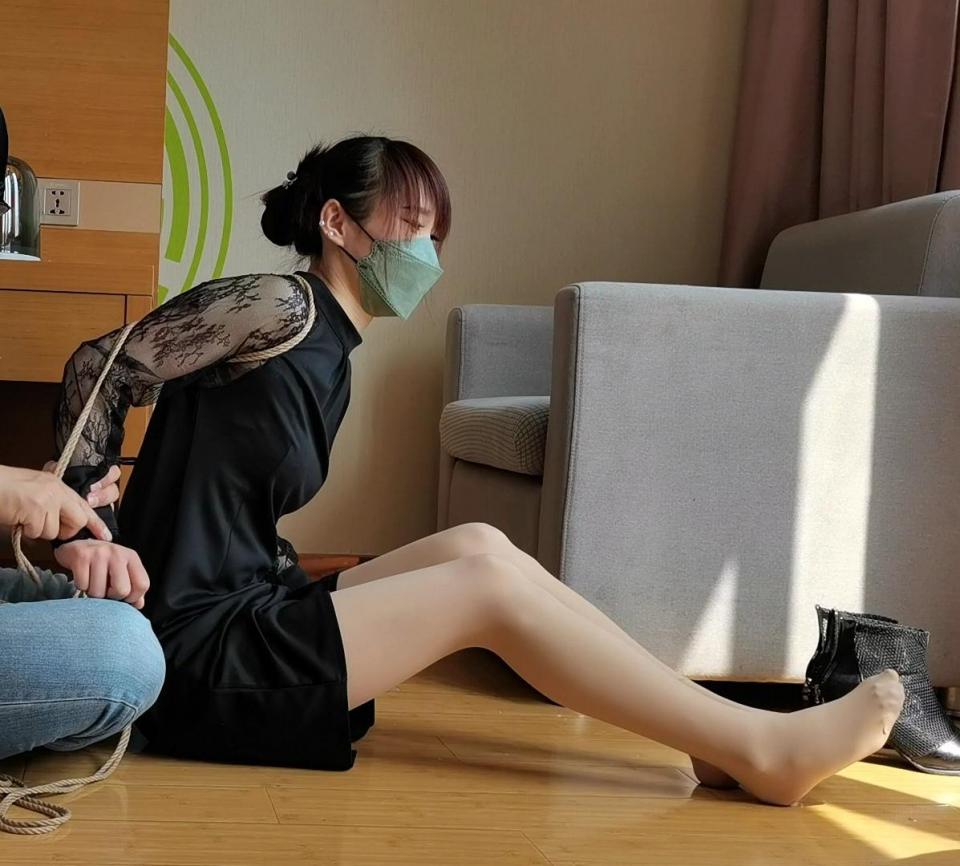 清冉第三部来了，驷马适縛，感受一下超硬的女孩子，真硬 看了视频就知道，清冉是真硬，拉不动。。。。。。。而且孩子还问怎么了，还不好回答，清冉只好说没事<br>清冉最后一次约拍定拍3516763647
