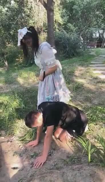超刺激户外 小区楼下遛狗踩踏被围观【苏墨墨】 <span style='color:#b0b0b0;'>[隐藏文字，购买后可见]</span>超刺激，女王户外调教，踩踏洛丽塔