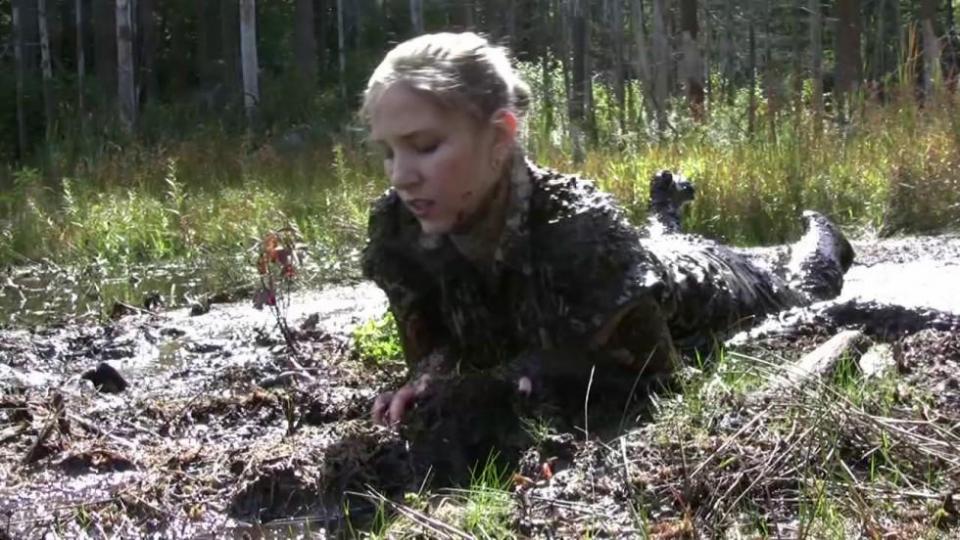 School girl Mae falls into quicksand and crawls out School girl, Mae Jones, has snuck away from her class field trip to smoke. Before she can, though, she hears someone coming. Rushing off, she ends up cutting through a bog, which is full of treacherous quicksand. Her feet get stuck first, then Mae finds herself quickly sinking. Soon up to her neck in mire, she reaches out and manages to slowly pull herself free, inch by inch. Covered in mud, she rushes off into a new direction. Her outfit includes a plaid skirt, white blouse, white knee high socks and sneakers.<br><span style='color:#b0b0b0;'>[隐藏文字，购买后可见]</span>