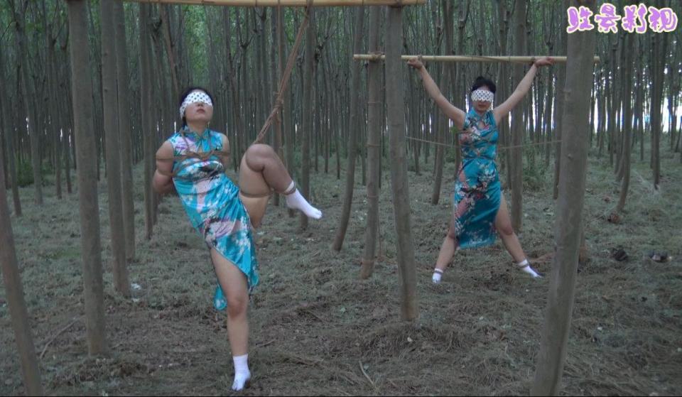 旗袍双M树林吊缚   带旗袍双M去野外树林玩捆绑游戏，到了大片树林，这个树林很适合玩捆绑，看看两女M玩的多开心，请欣赏视频QQ342642509    