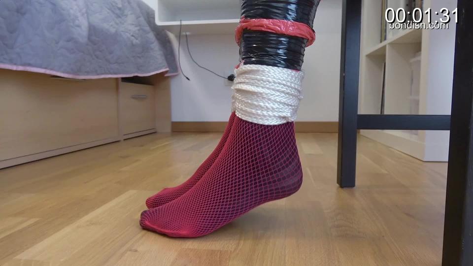 HELENA CHAIRTIED WITH ROPES &amp; TAPE You think ropes are boring?<br>And tape is too soft for you?<br>And foil is only for bondage rookies?<br>Helena thought exactly the same and that's what she gets now!<br>Ropes, foil AND tape!<br>All of this firmly attached to a chair and a pantyhosegag on top!<br>Now Helena can look at how she gets out of there again...<br><br><br>Spoiler alert: She will not!<br><br>And the handcuffs with which her hands are fixed, do not make it easier...<br><br><span style='color:#b0b0b0;'>[隐藏文字，购买后可见]</span>