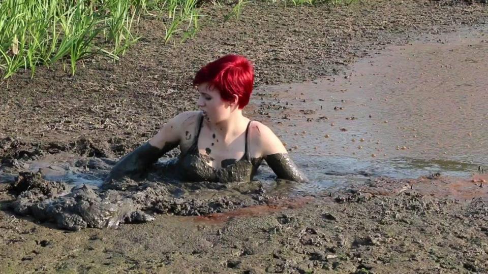 The Unforgiving Quagmire Sweet, curvy, Juliana Fey is on the run. Looking over her shoulder, she does not realize that she is headed right towards a bubbling quagmire. As she plunges into the ooze her leggings sink from sight. She twists and turns, struggling to get out, but continues sinking deeper. The mud rises up around her gray miniskirt. With the bubbling quicksand farting air all around her, and lapping against her black camisole top, she pleads to the camera for help. She struggles to get free.<br><span style='color:#b0b0b0;'>[隐藏文字，购买后可见]</span>