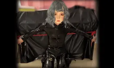 【YECAI-08】正片scene连体黑色皮胶衣自缚钢琴电击郊狼(远程控制)，紧身皮衣，过膝长筒靴 震动兔子 Latex scene rubber 【YECAI-08】正片scene连体黑色皮胶衣自缚钢琴电击郊狼(远程控制)，紧身皮衣，过膝长筒靴 震动兔子 Latex scene rubber<br>今天把钢琴收拾收拾下，然后绑了根绳子在钢琴腿上接上扣子，穿上我的黑色连体衣，套上过膝高跟靴，真的已经很紧，也有点热起来了。想了想，虽然麻烦还是把我的头壳戴上吧（因为不想打理，比较麻烦），最后插上郊狼电击片，大腿上和腰上，腰上面电的还挺疼的。然后发送控制二维码给群里随机电。随机出现的电击很刺激—也非常好玩呢。<br>下巴那白色的是垫的纸巾，没想到蹭出来了不好意思，而且后面拍的一个视频也是，真是头疼了诶。呜呜呜。 同好交流Q 424324664