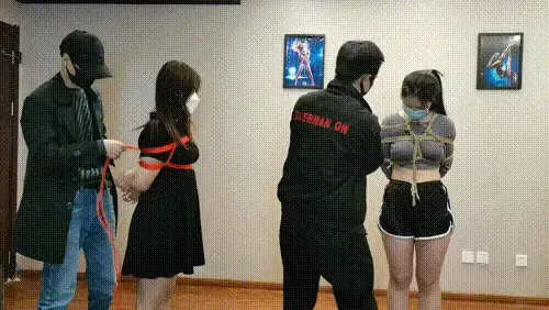 宋思琪和仙仙两个女孩捆绑玩游戏不亦乐乎 宋思琪和仙仙不值得哪里来的自信，非要拉着我玩捆绑游戏，输了惩罚，赢了要吃啥买啥。结果........。不管结果如何，玩游戏的过程还是很嗨的，两个女孩玩的不亦乐乎。视频解压密码：chuxin     -        -<br>一绳所爱绳艺体验店面向全国爱好者开放，本店提供绳艺捆绑模特服务、体验女绳师捆绑服务、体验长时间囚禁服务、绳艺教学培训、绳艺交流会、场地出租、专业麻绳销售，原创视频套图销售、作品私人定制、模特原味丝袜出售等，另外本店招募同好合作伙伴。微信：351552501初心
