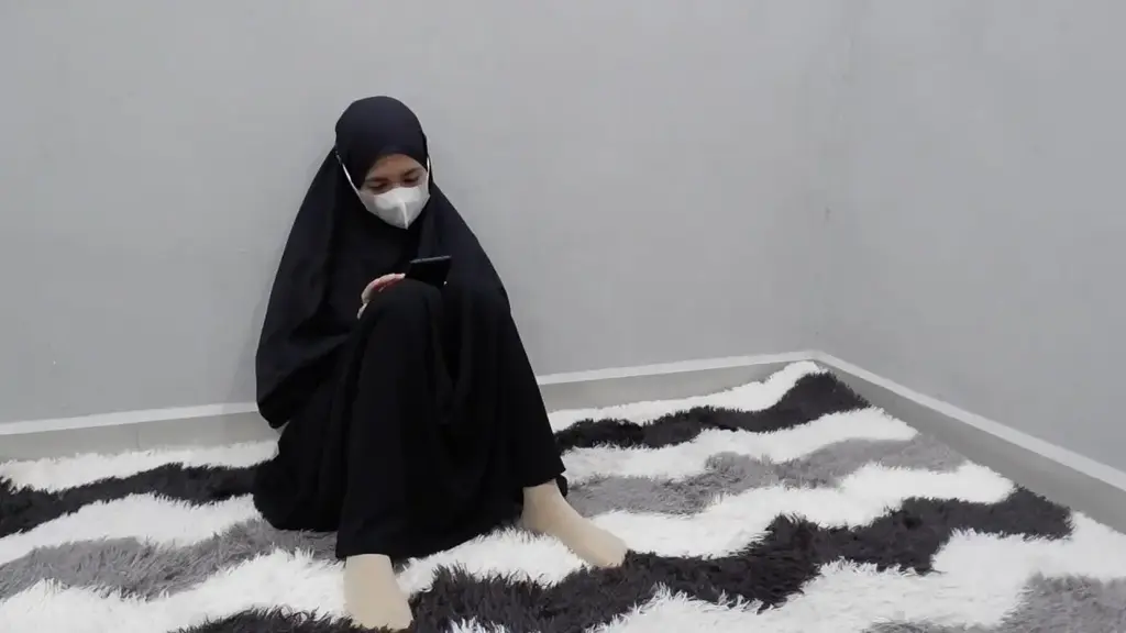 头巾 青少年 女孩 束缚 戴兜帽的男人用胶带封住艾达的嘴，绑住她的躯干、胳膊和腿，强迫她坐在椅子上，他开始在护士站里翻找。 艾达几乎可以猜到蒙面人在寻找什么。<br><br>“该死的！他们说这里会有一些毒品！” 他说。 “他们在哪？？”<br><br>这些药物将在药房。 但似乎 Aida 不能指望从一个聪明的头脑中获得太多知识。<br><br>“嗯嗯嗯嗯嗯嗯嗯嗯嗯嗯嗯嗯嗯！” 艾达试图告诉他，在护士站找到他们是没有用的。<br><br>“住口！” 那个男人叫道。<br><br>然而，尖叫了几分钟后，那个男人终于再次将头转向了阿依达。<br><br>国内买家的谷歌驱动链接<br><span style='color:#b0b0b0;'>[隐藏文字，购买后可见]</span>