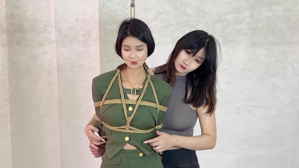 （xiao素素）：专业订拍B4-11xssmumu正装 （xiao素素）：专业订拍B4-11xssmumu正装<br><br>        女王TJmumu<br><br>        正装<br><br>        挠痒痒<br><br>        KB   TJ <br><br>        咬绳  直吊  <br><br>        女王说争取早点把御女调教成听话的宝宝<br><br><br><br>        一张不可征服的脸<br><br>       <br><br>解压密码： www.xss520.net  解压后把MP3改为rar，再解一次<br><br>业务范围：专属订拍 一对一视频网调 全国飞现实验<br><br>联系方式：1487615606 3147195239
