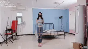 【心悦艺束】柔韧性超好的新妹子欢欢后手观音紧缚驷马初试TK（正片，都已经被盗版扒走了，索性发了吧） 我服了，狗日的青铜悄咪咪摸我那去给买走盗了，都已经盗了，捏着也没意义，发了吧。真NM无语。<br>这次的新妹子身材非常好，这个瑜伽衣服可以完美展现。柔韧性也非常好，第一次遇到的无压力后手观音的妹子，而且绑了好长时间也米有手麻。感觉后面可以尝试更多复杂的绑法了。请大家多多支持。<br>定拍，模特应聘，请加Q2386945992。最低500元即可订拍。解压密码是：xyys<br>视频中的衣物，丝袜，道具有需要的也可联系我。