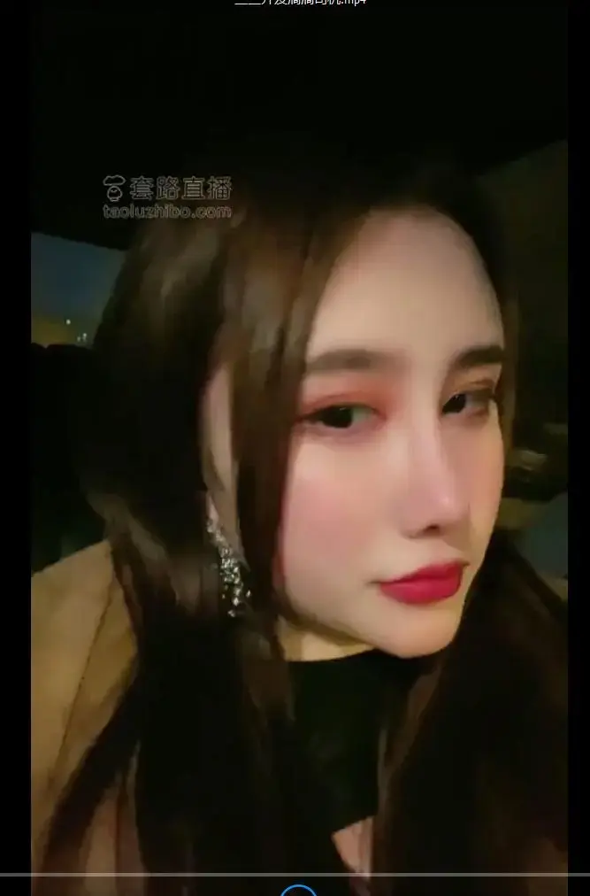 【三三S】开发滴滴司机 标题 【三三S】开发滴滴司机<br>原创者：套路直播<br>购买地址：<span style='color:#b0b0b0;'>[隐藏文字，购买后可见]</span><br>剧情 三三女王在车上调教滴滴司机，希望大家喜欢