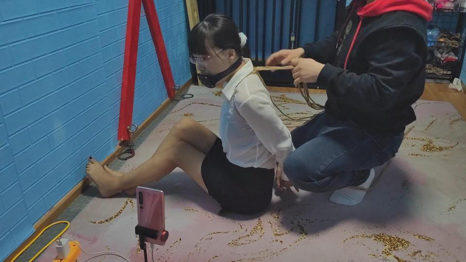 小肉臀直播 小肉臀直播直臂捆绑，假阳堵嘴