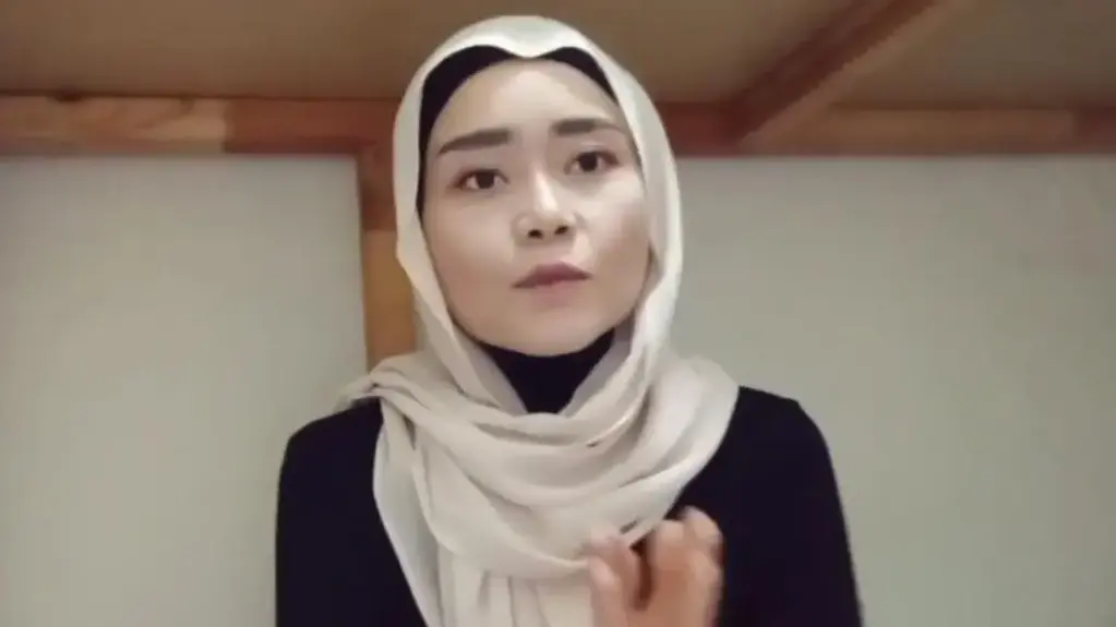 带猫耳朵的头巾巴拉克拉法帽面具 至此，杰西卡和赛莉都完全失去了知觉。 暴徒随后利用这个机会绑住女孩的躯干、胳膊和腿，甚至堵住女孩的嘴，而女孩一直处于昏迷状态。<br><br>当面包车开始开往天知道的地方时，女孩们甚至都没有意识到她们被带到了哪里。