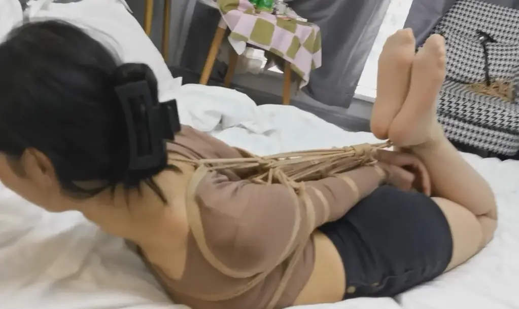 奥特曼也很酷：新妹子于惠和小文，两个舞蹈生闺蜜，史上最软的腰，驷马轻松头碰到脚尖 前两天约的新妹子，舞蹈生小文和于惠。本人约到过的最软的妹子之一，驷马轻轻松松的把头顶到脚尖，感觉还有很多很多的余地~~~<br> <br>定拍，约拍，购买约绑攻略请加QQ：255465292；VX：Jfsy2019<br>个人原因，拍摄时间逐步减少，工作室还有20多口子要吃饭。有兴趣接手工作室的，带着你的诚意。加我细谈~~