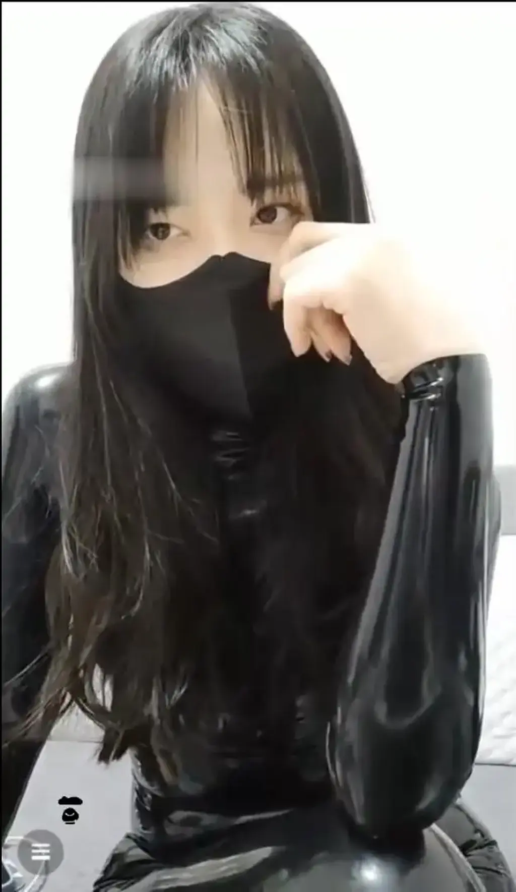 室内美女穿黑色紧身胶衣聊天 室内美女穿黑色紧身胶衣聊天<br>创作者；千世S<br>购买地址：<span style='color:#b0b0b0;'>[隐藏文字，购买后可见]</span><br>解压密码：<span style='color:#b0b0b0;'>[隐藏文字，购买后可见]</span>