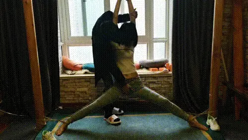优优双腿大开,双手高高吊起，这大长腿 优优紧身牛仔裤，运动鞋，大长腿大大的张开，绑在两个柱子上，双手高高吊起来这感受酸爽。视频解压密码：chuxin     -            -<br>一绳所爱绳艺体验店面向全国爱好者开放，本店提供绳艺捆绑模特服务、体验女绳师捆绑服务、体验长时间囚禁服务、绳艺教学培训、绳艺交流会、场地出租、专业麻绳销售，原创视频套图销售、作品私人定制、模特原味丝袜出售等，另外本店招募同好合作伙伴。微信：351552501初心<br>片名：喵喵真实太软了，很奇怪的直臂紧缚