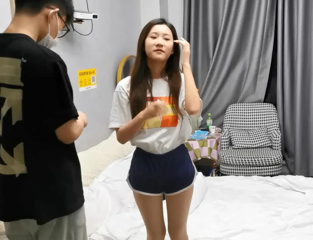 【奥特曼也很酷定拍】甘然小姐姐的捆绑封嘴蒙眼体验上：胶带篇 甘然小姐姐圈内应该都知道，长得很不错的小姐姐（不信大家在妖狐吧里搜），这次体验被胶带捆绑起来的感觉，疼得她喊爹娘~