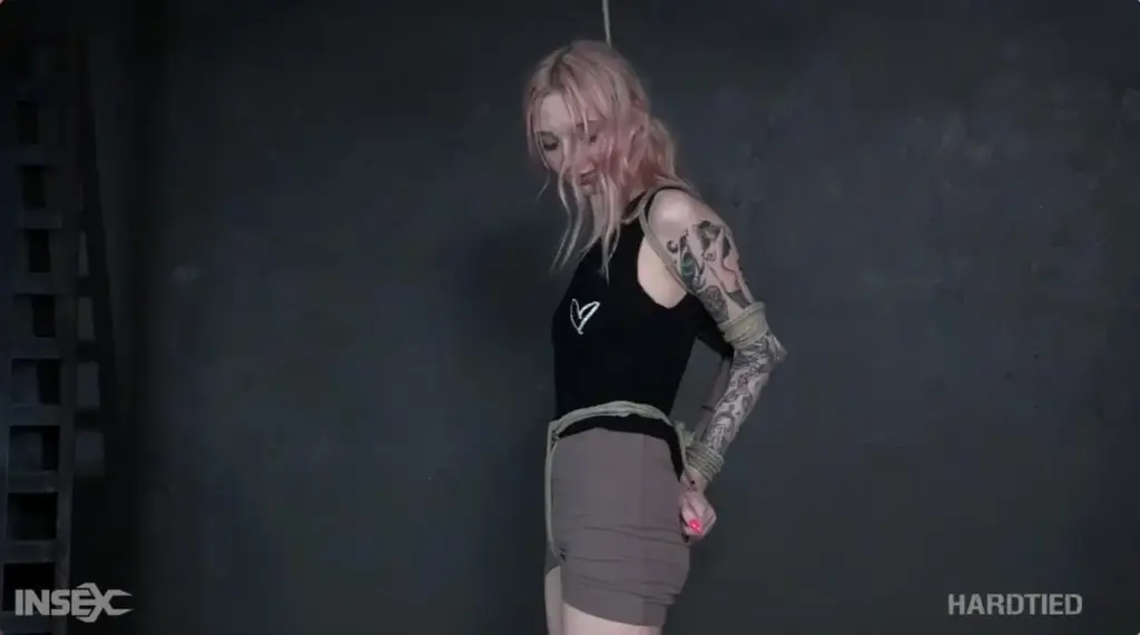 Bondage Harp 简介：hardtied网站作品，Harper Madi是那种胆小的小女人，你永远不会想到她会被囚禁在一些男人的地牢里。 她甜美的笑容也告诉我们，她既害怕又兴奋。<br>剧情：Nervous doesn't come close to describing Harper Madi. She's the type of timid little lady that you'd never expect to be tied up in some guys dungeon. Her sweet smile also tells us that she's excited as much as she is scared.<br>An intense hogtie and a large ball gag shows off Harper's fantastic body. As she drools uncontrollably on the floor and rolls around on the floor. Her feet make a nice target for some tickling.<br>The vibrator and a big metal toy in her cunt prove that she's having a good time. She even gets bratty when she's asked if she'll seek permission to cum. Some denial gets that in line and soon she's begging for it.<br>购买链接：<span style='color:#b0b0b0;'>[隐藏文字，购买后可见]</span>