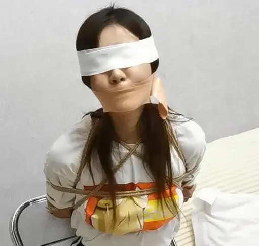【奥特曼也很酷定拍】甘然小姐姐的捆绑封嘴蒙眼体验下：绳子篇 甘然 小姐姐 圈 内应该 都 知道，长得 很不 错的小姐姐，上一次的 胶带把她粘得疼哭了，这次的绳子捆绑明显更能接受了一些。