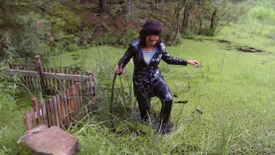 Vinyl Girl in the Pond Samantha this time decided to walk to the pond dressed in shiny. Thigh high boots, shiny leggings and jacket made ​​of vinyl. It looked like it would rain. Heavy clouds overhead and almost dark. Needless to say, it was therefore cold. Beautiful pond hidden in the woods was partially covered with green. Dark water level was in such contrast with the green that she decided to test the depth of the water in the pond.<br><span style='color:#b0b0b0;'>[隐藏文字，购买后可见]</span>