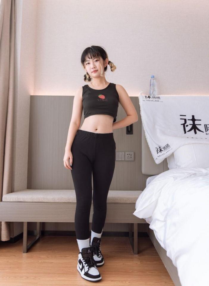 袜啵啵059期：砂糖-AJ板鞋、白棉袜、裸足 袜啵啵059期：砂糖-AJ板鞋、白棉袜、裸足<br>原创作者：袜啵啵<br>购买链接：<span style='color:#b0b0b0;'>[隐藏文字，购买后可见]</span>